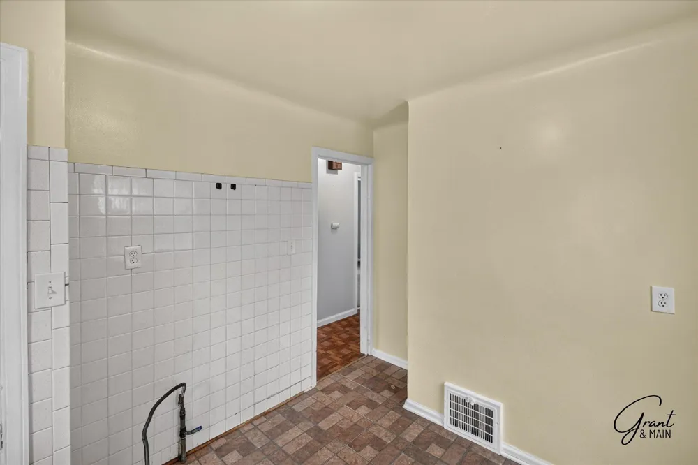 21000 La Salle Boulevard Warren, MI 48089