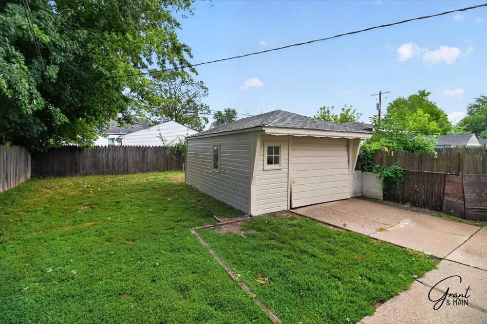 21000 La Salle Boulevard Warren, MI 48089