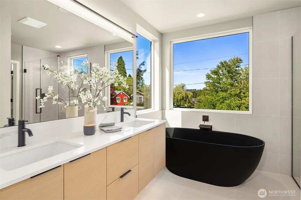 547 16th Avenue W Kirkland, WA 98033