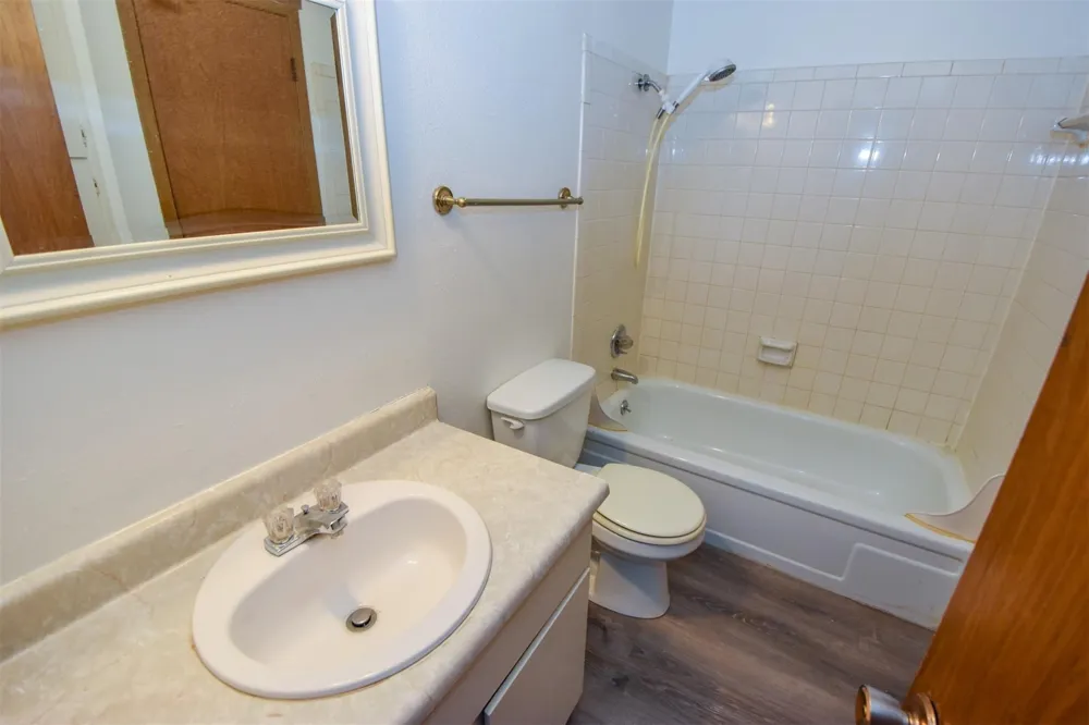 5252 Twin City Highway #371 Groves, TX 77619