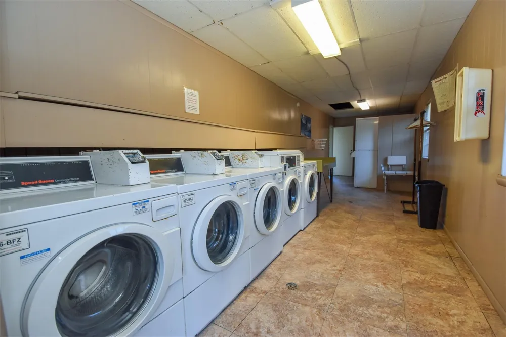 5252 Twin City Highway #371 Groves, TX 77619