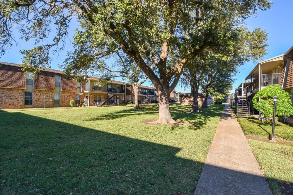 5252 Twin City Highway #371 Groves, TX 77619