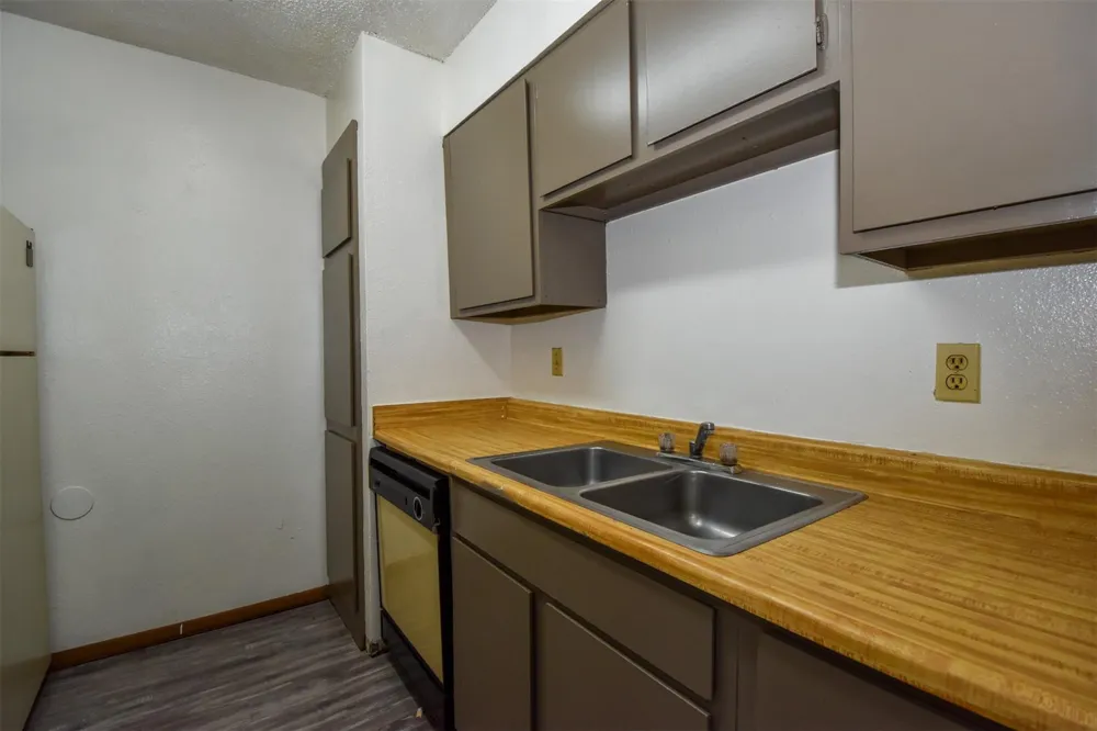 5252 Twin City Highway #371 Groves, TX 77619