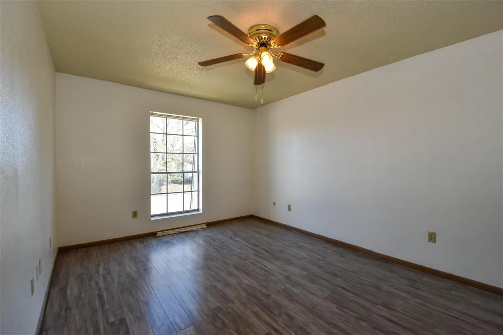 5252 Twin City Highway #371 Groves, TX 77619