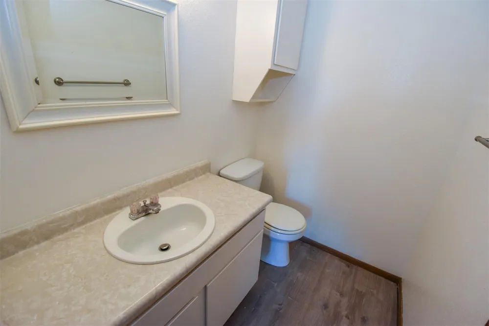 5252 Twin City Highway #371 Groves, TX 77619