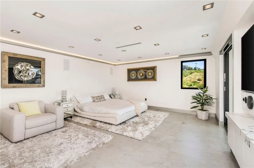 2135 Hillview Drive Laguna Beach, CA 92651