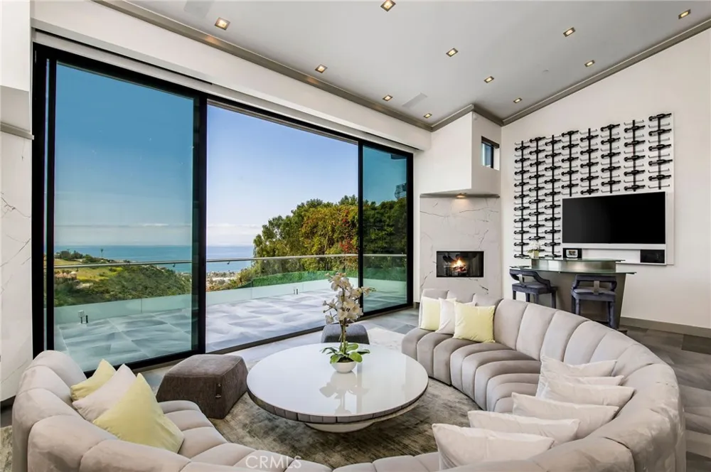 2135 Hillview Drive Laguna Beach, CA 92651