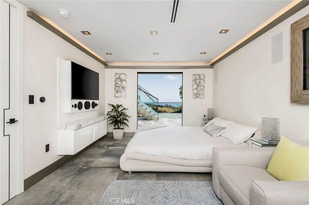 2135 Hillview Drive Laguna Beach, CA 92651