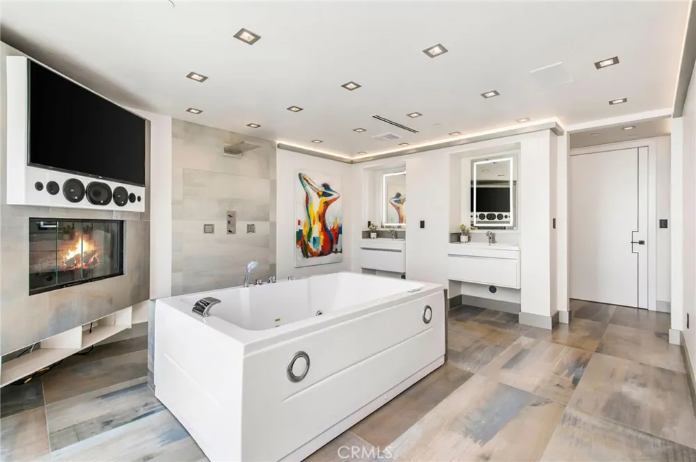 2135 Hillview Drive Laguna Beach, CA 92651