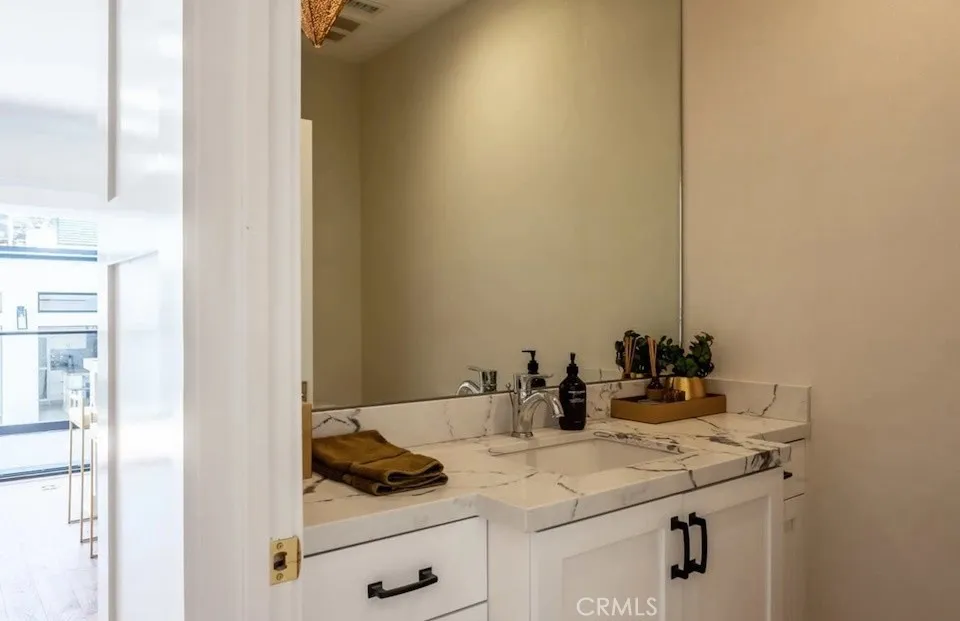 1524 Sierra Bonita Avenue Los Angeles, CA 90046