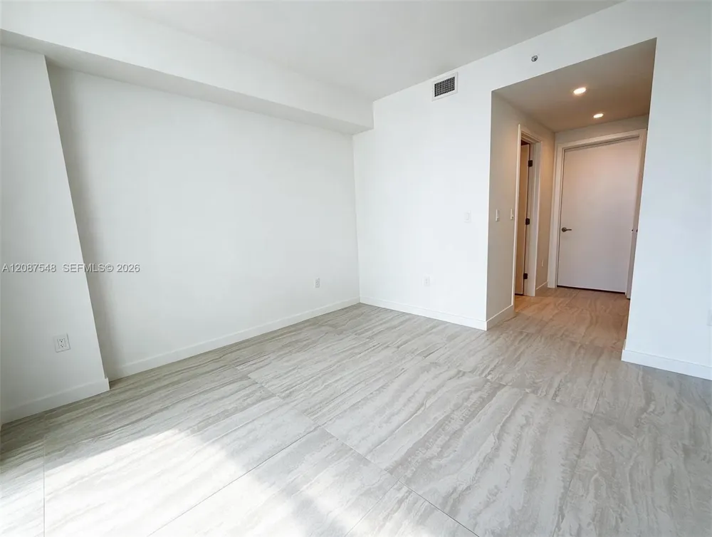 77 SE 5th St #4003 Miami, FL 33131