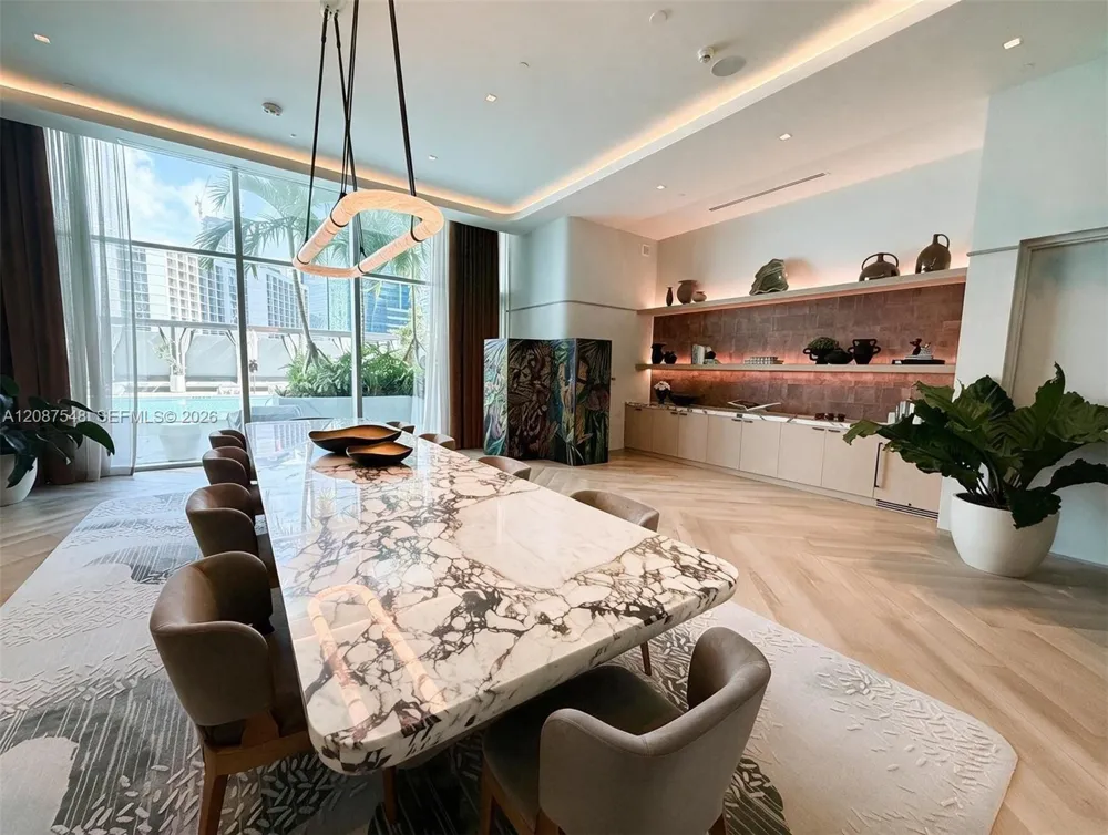 77 SE 5th St #4003 Miami, FL 33131