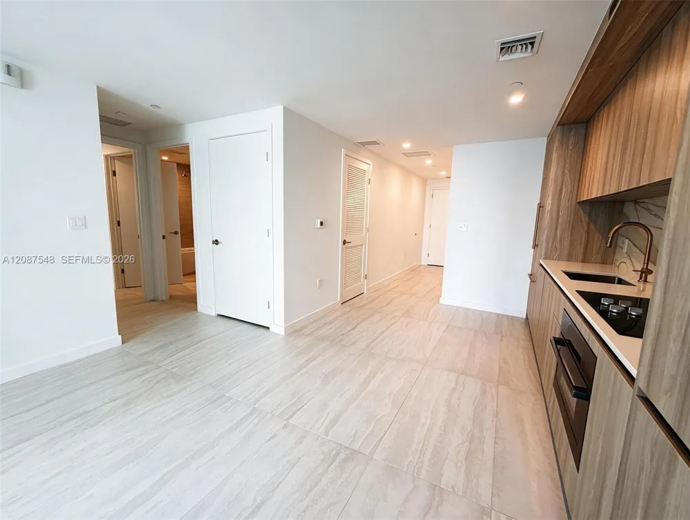 77 SE 5th St #4003 Miami, FL 33131