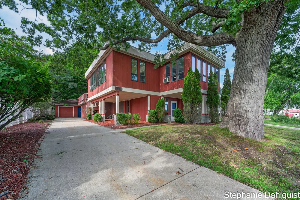 3135 Lakeshore Drive Muskegon, MI 49441