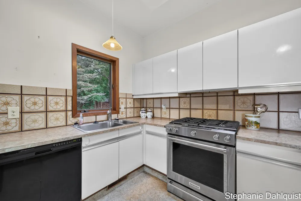 3135 Lakeshore Drive Muskegon, MI 49441