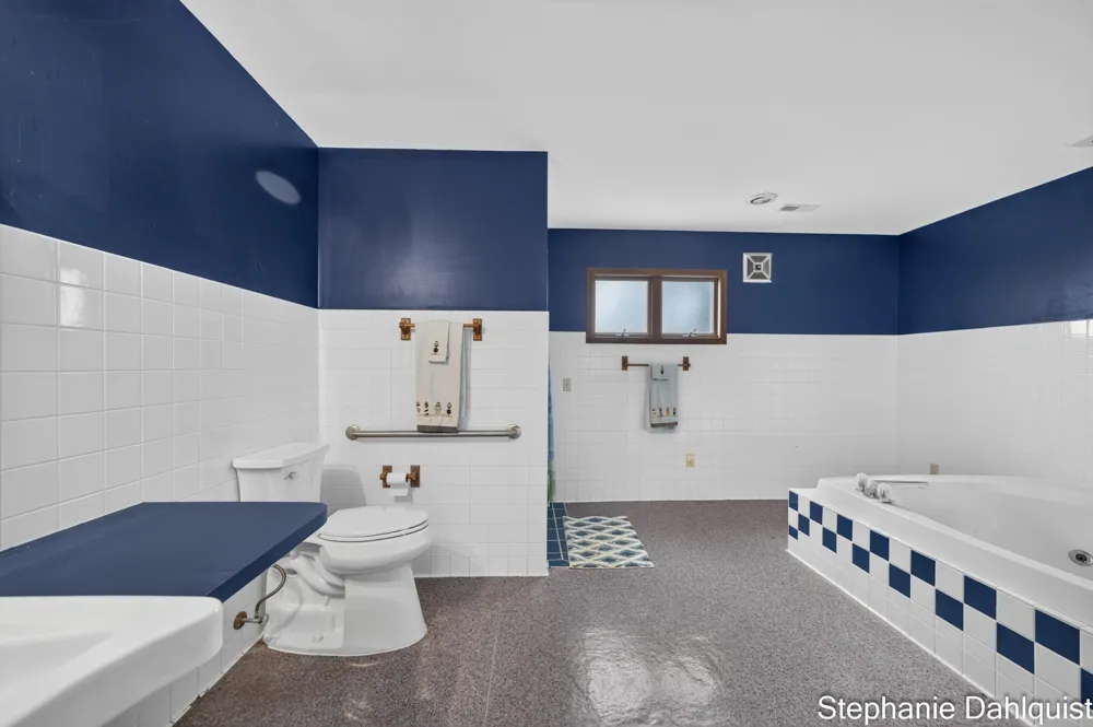 3135 Lakeshore Drive Muskegon, MI 49441