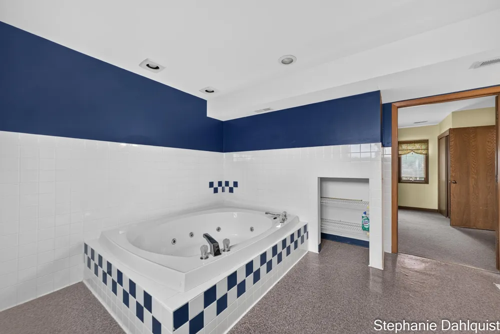 3135 Lakeshore Drive Muskegon, MI 49441
