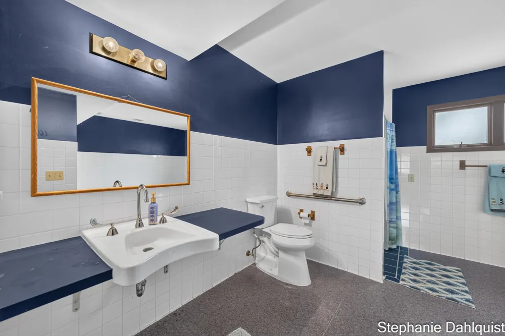 3135 Lakeshore Drive Muskegon, MI 49441