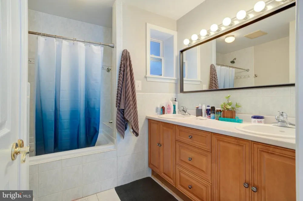 881 5TH STREET Philadelphia, PA 19123