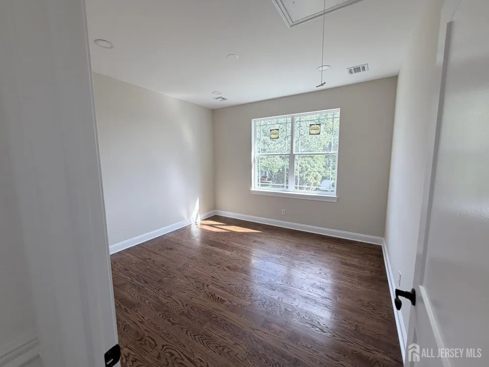 28 S McKinley Avenue S Iselin, NJ 08830