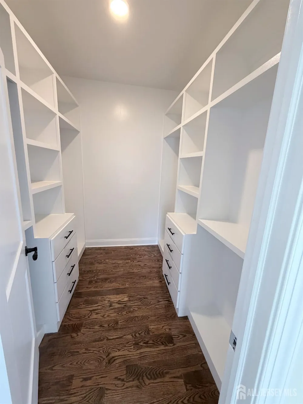 28 S McKinley Avenue S Iselin, NJ 08830