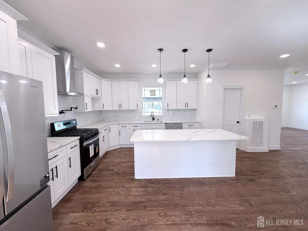 28 S McKinley Avenue S Iselin, NJ 08830
