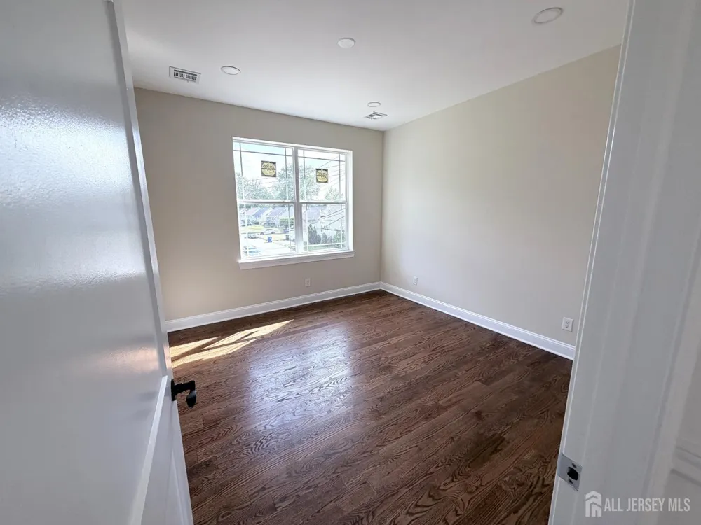 28 S McKinley Avenue S Iselin, NJ 08830