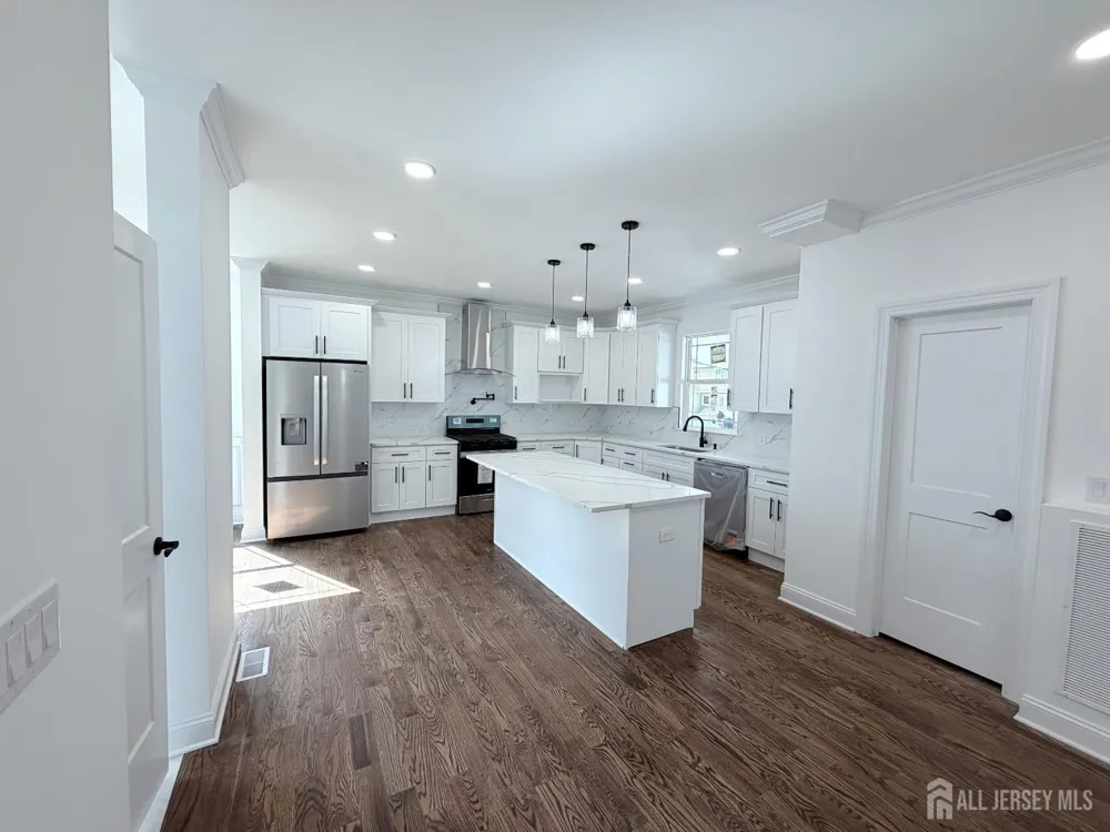 28 S McKinley Avenue S Iselin, NJ 08830