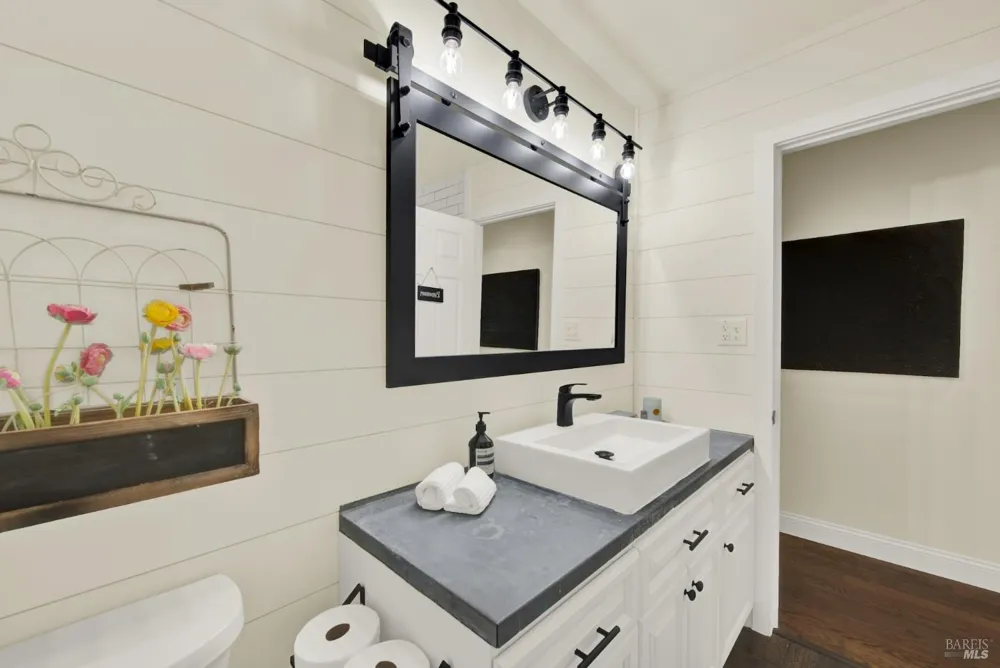 1115 Larkin Way Napa, CA 94558