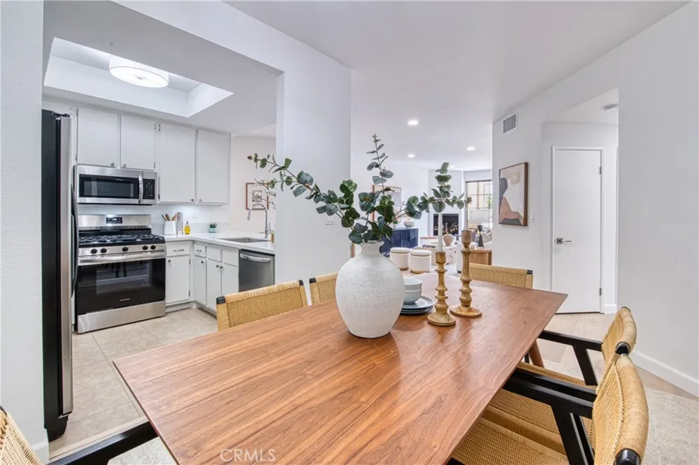221 S Oak Knoll Avenue #202 Pasadena, CA 91101