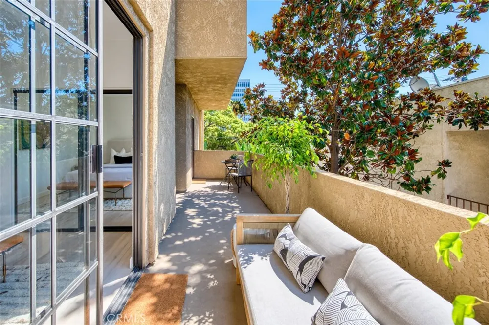 221 S Oak Knoll Avenue #202 Pasadena, CA 91101