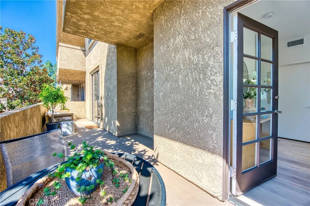 221 S Oak Knoll Avenue #202 Pasadena, CA 91101