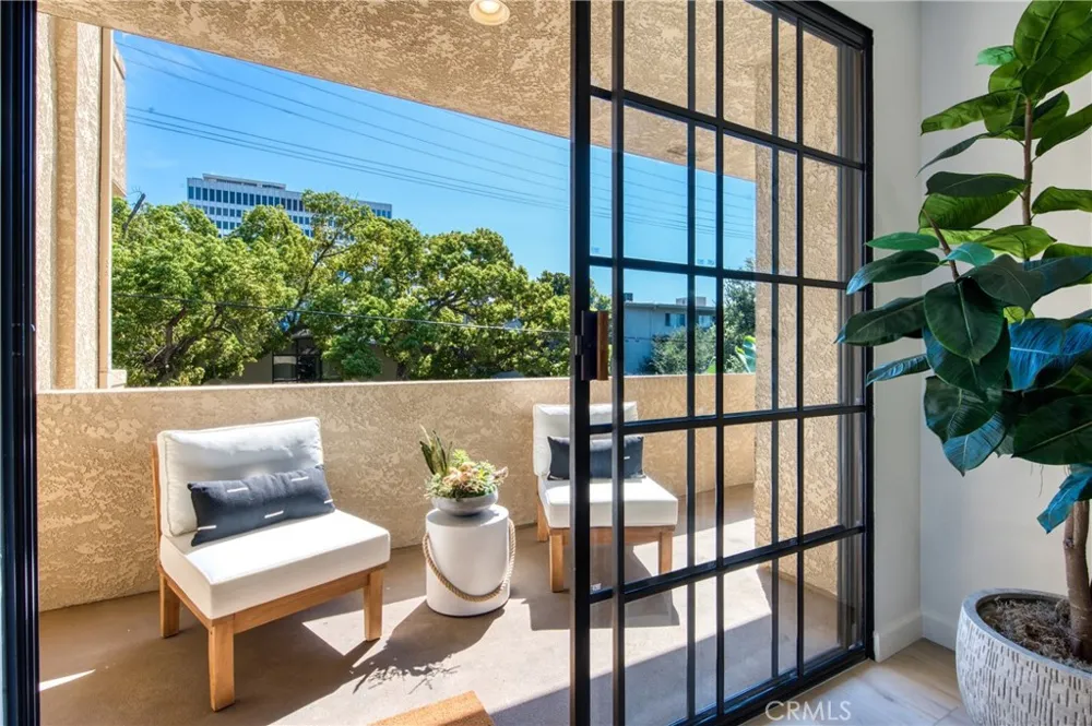 221 S Oak Knoll Avenue #202 Pasadena, CA 91101