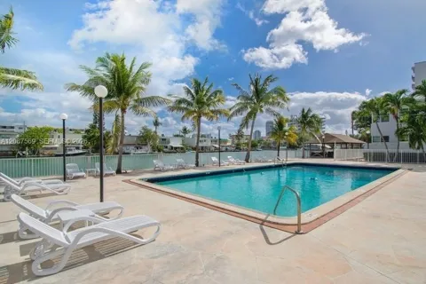 7207 Bay Dr #9