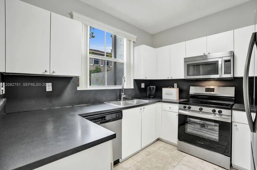 220 Riverwalk Cir Sunrise, FL 33326
