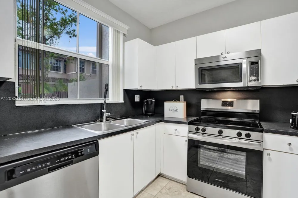 220 Riverwalk Cir Sunrise, FL 33326