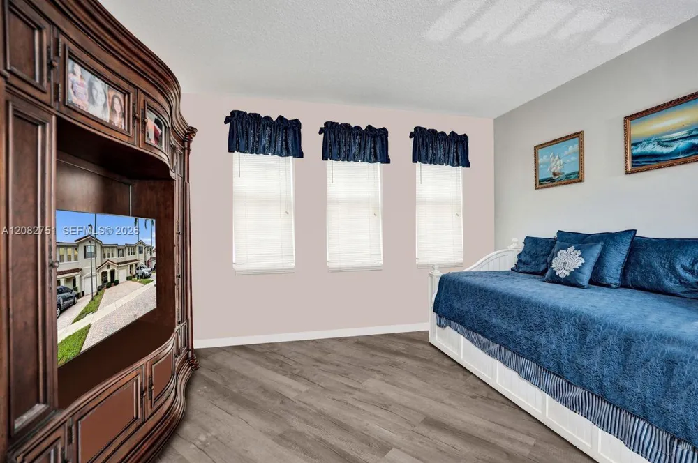 220 Riverwalk Cir Sunrise, FL 33326