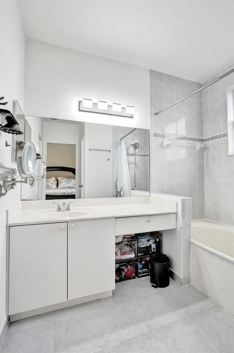 220 Riverwalk Cir Sunrise, FL 33326