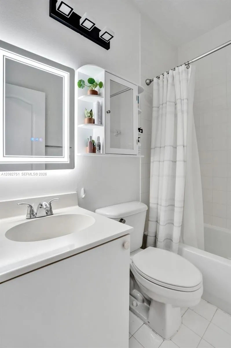 220 Riverwalk Cir Sunrise, FL 33326