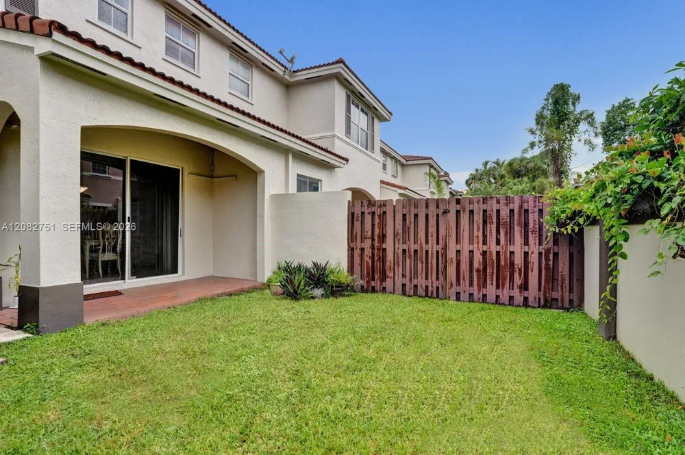 220 Riverwalk Cir Sunrise, FL 33326