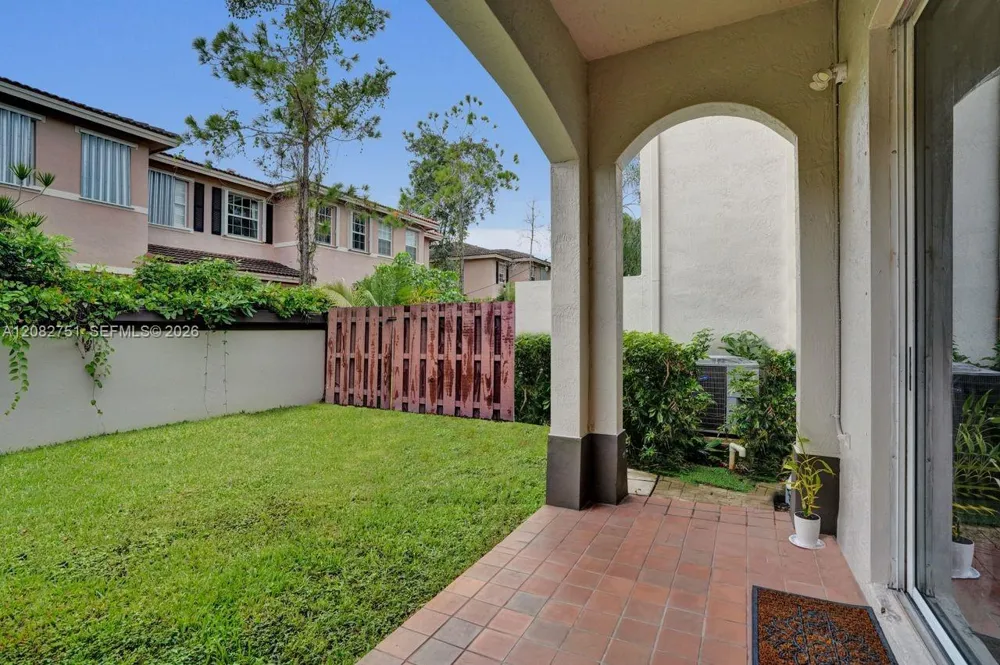 220 Riverwalk Cir Sunrise, FL 33326