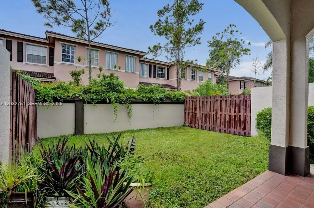 220 Riverwalk Cir Sunrise, FL 33326