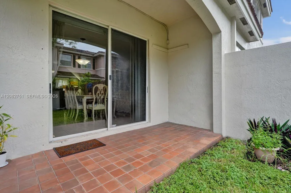 220 Riverwalk Cir Sunrise, FL 33326