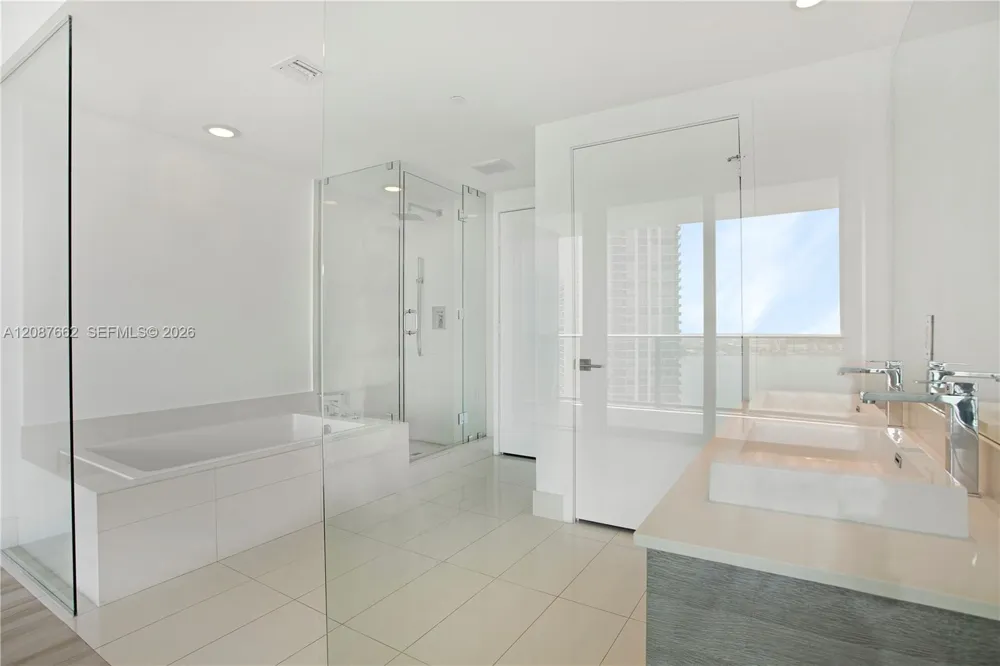 650 NE 32nd St #2802 Miami, FL 33137