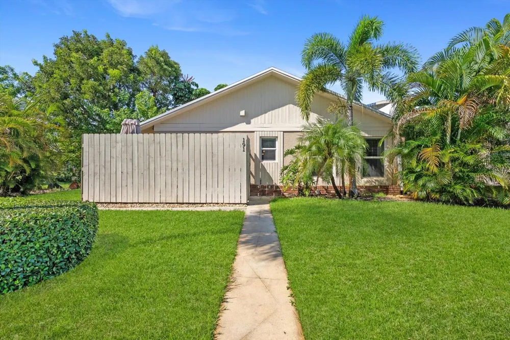 191 SE 1st Circle Boynton Beach, FL 33435