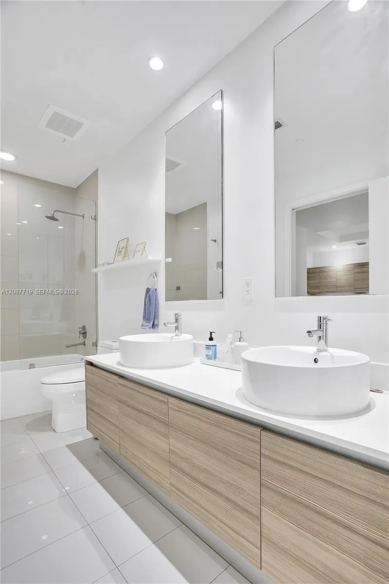 121 NE 34th St #L202 Miami, FL 33137