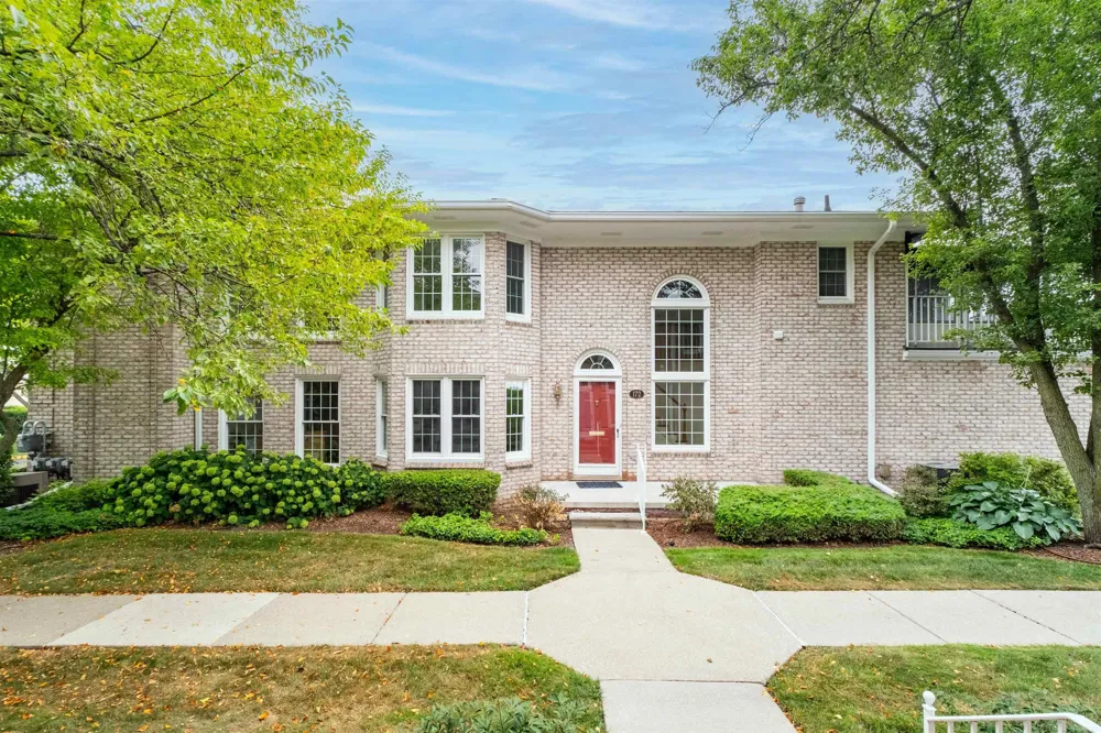 172 Windwood Pointe Avenue St Clair Shores City, MI 48080