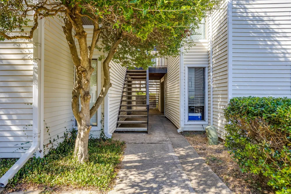 7431 Holly Hill Dr Drive #101 Dallas, TX 75231