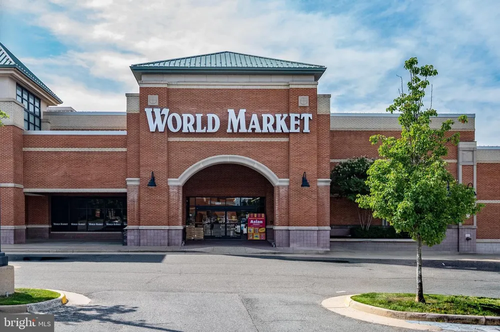 7521 CROSS GATE LANE Alexandria, VA 22315