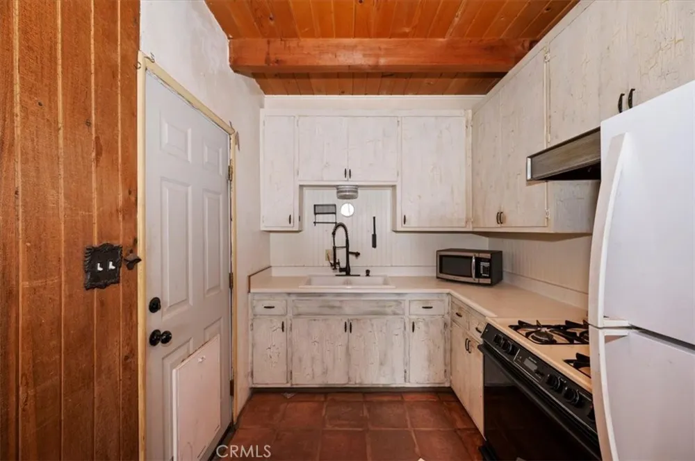 313 Leonard Sugarloaf, CA 92386